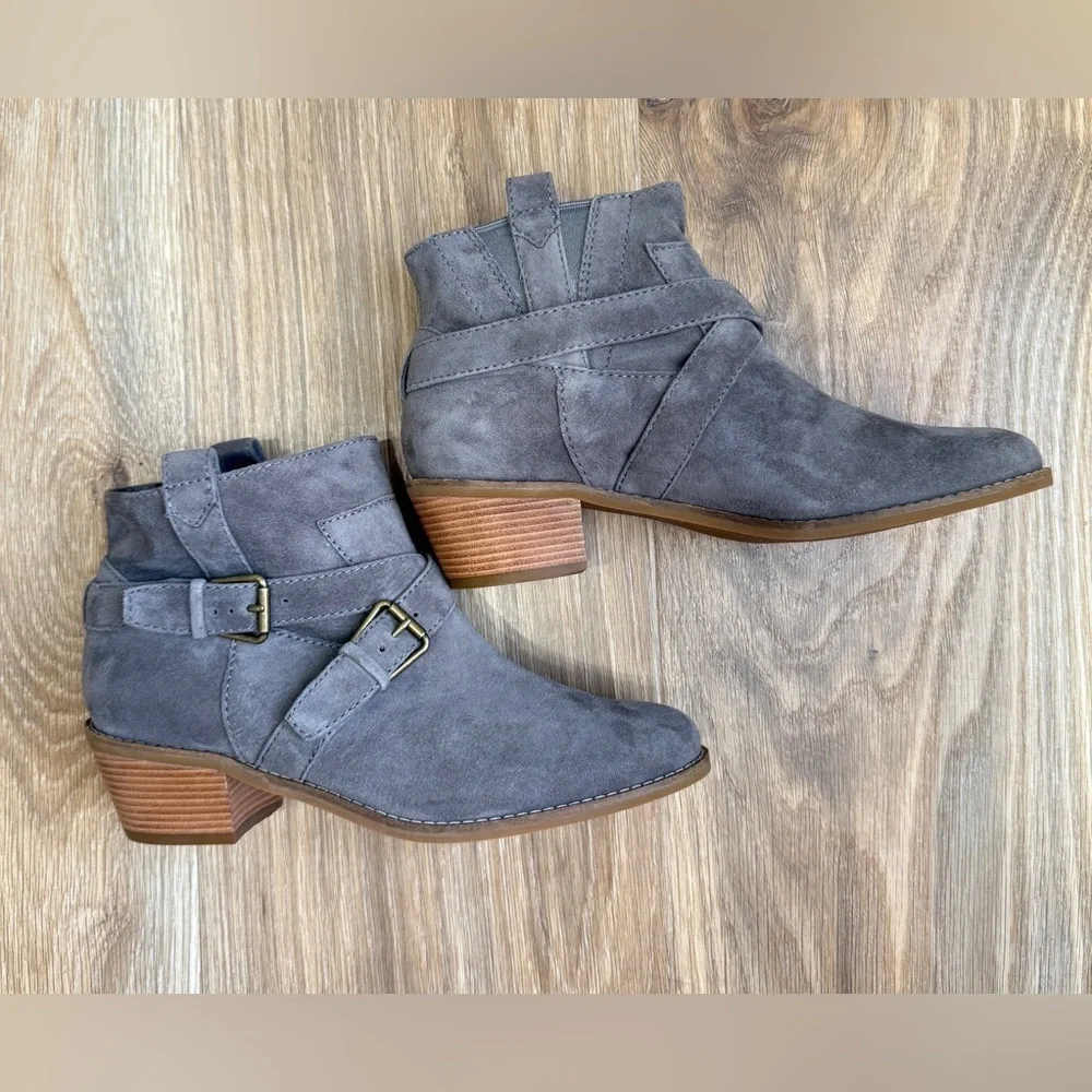 Cole Haan Jensynn Grey Suede Leather Ankle Booties Buckle Detail Size 7.5 NWT